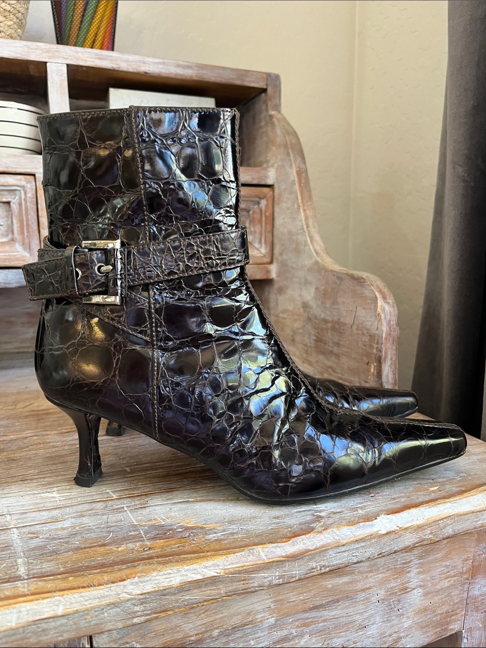 🤎 Stuart Weitzman Sioux Croc Embossed Patent Leather Boots Size 9 Buckle Brown